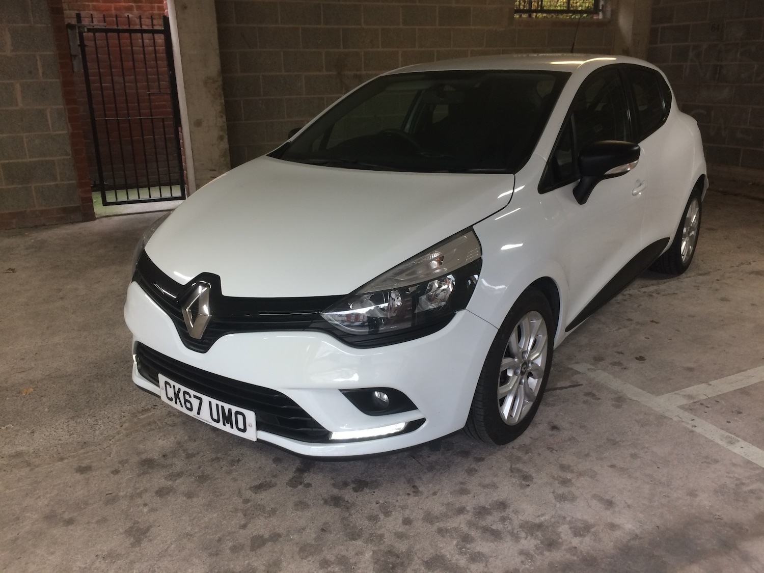 Used Renault Clio 2017 for sale - 76088754: Photo 2