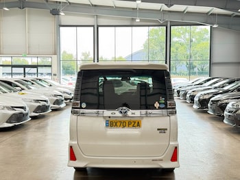 Used Toyota Voxy 2020 for sale - 79371572: Photo