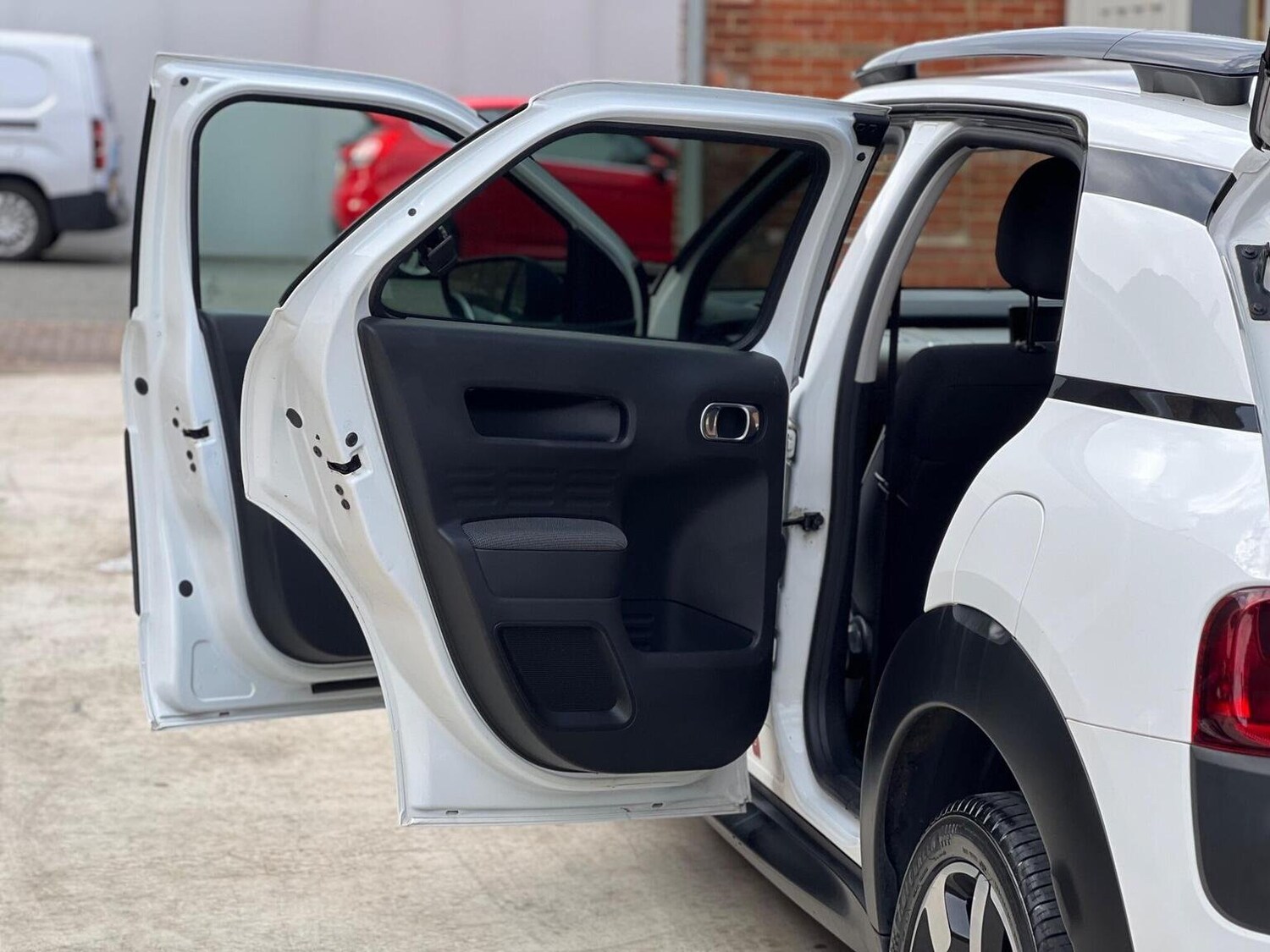 Used Citroen C4 Cactus 2015 for sale - 75982010: Photo 16