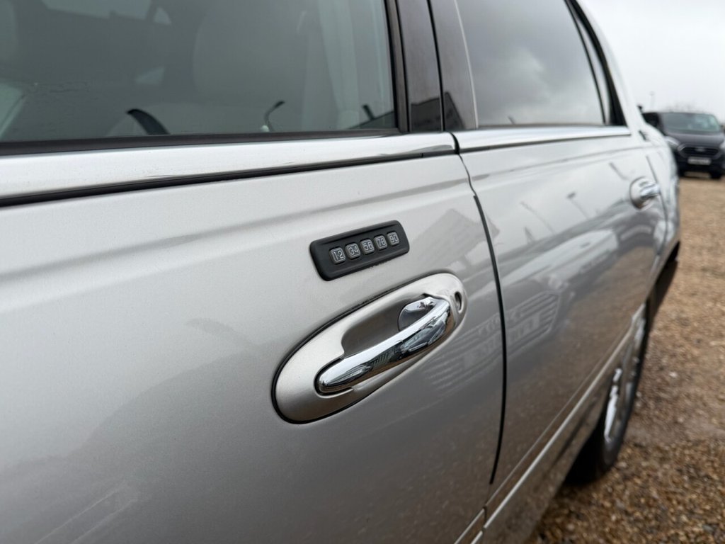 Used Lincoln Town Car 2014 for sale - 77499367: Photo 4