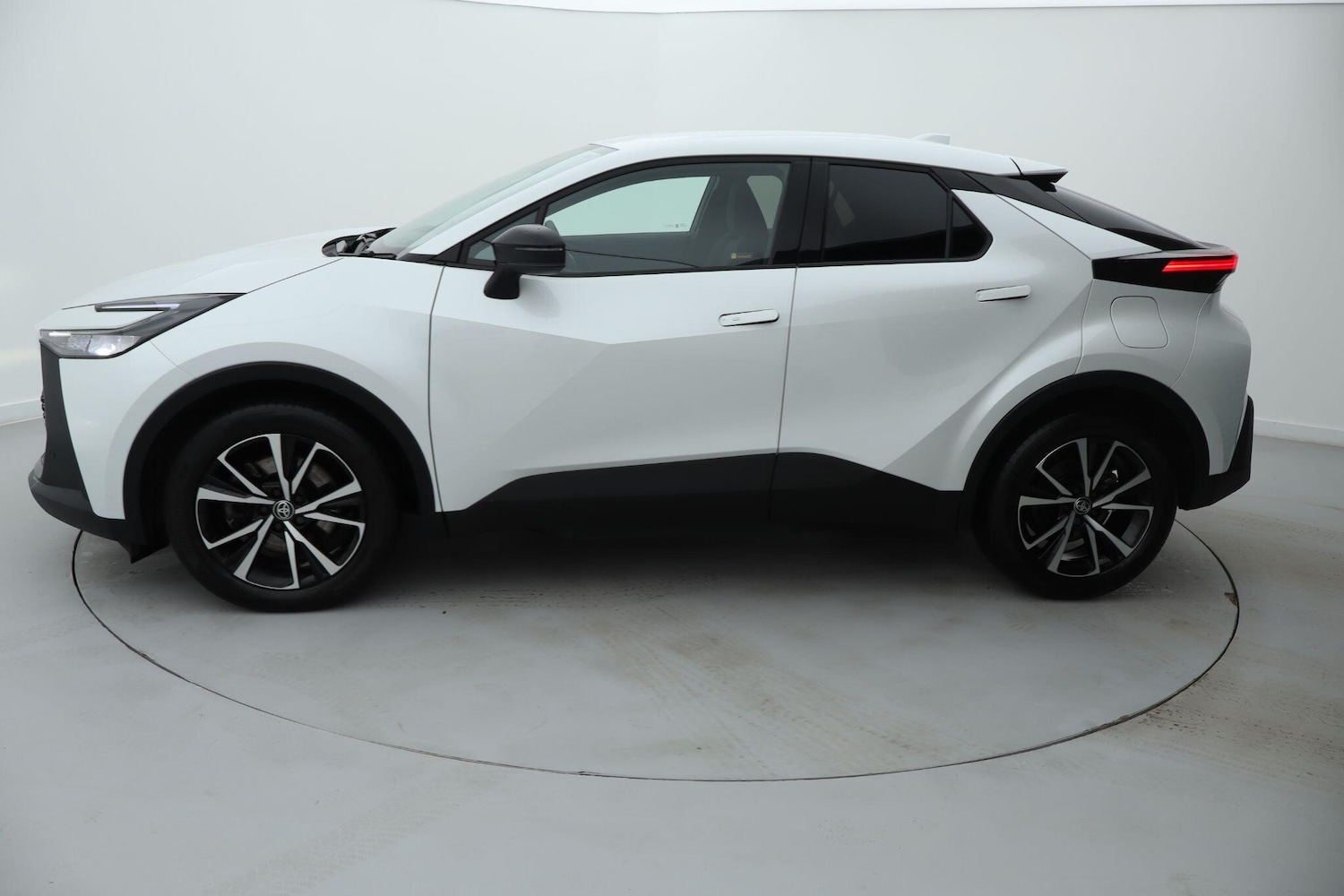 Used Toyota C-HR 2024 for sale - 76677850: Photo 3