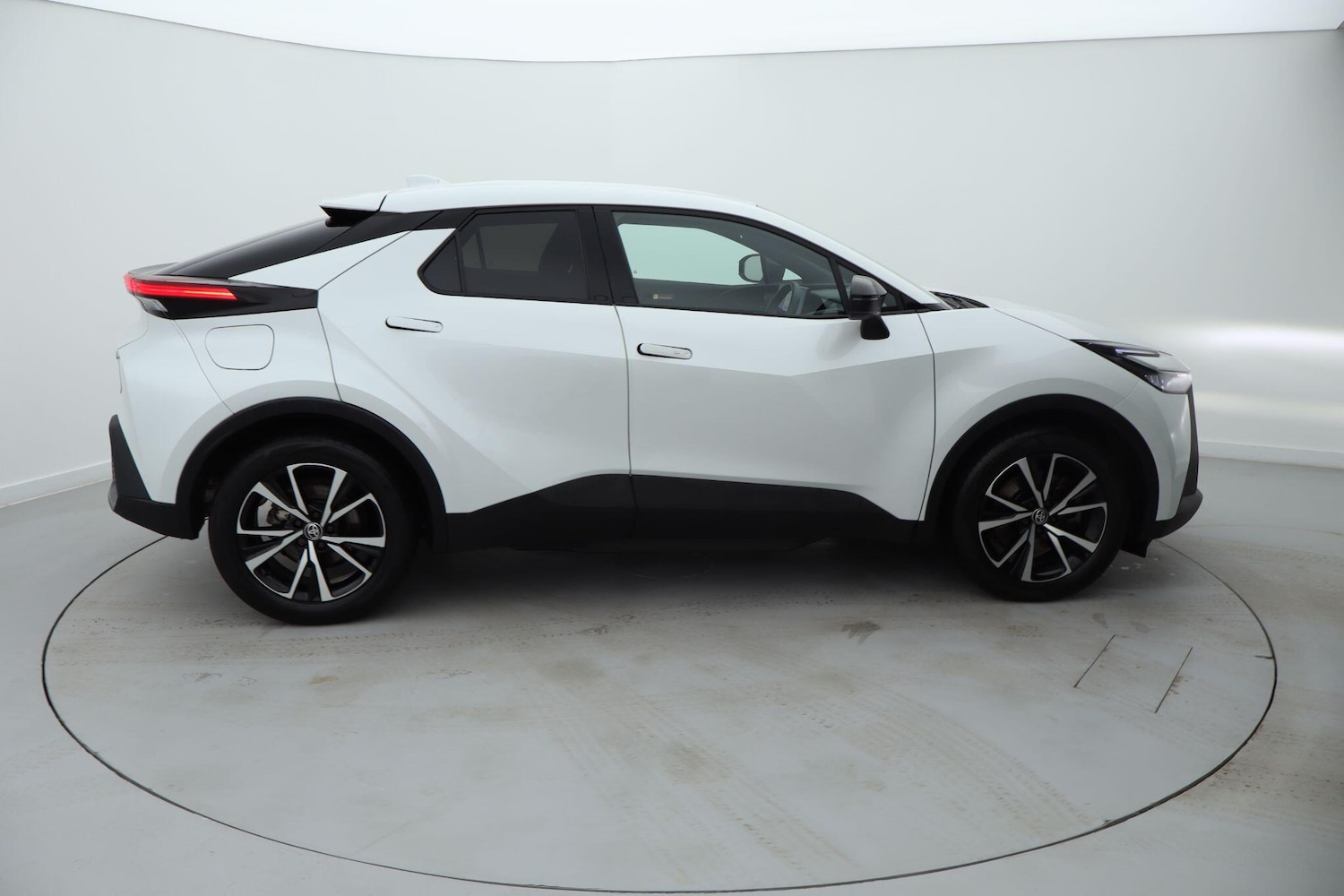 Used Toyota C-HR 2024 for sale - 76677850: Photo 4