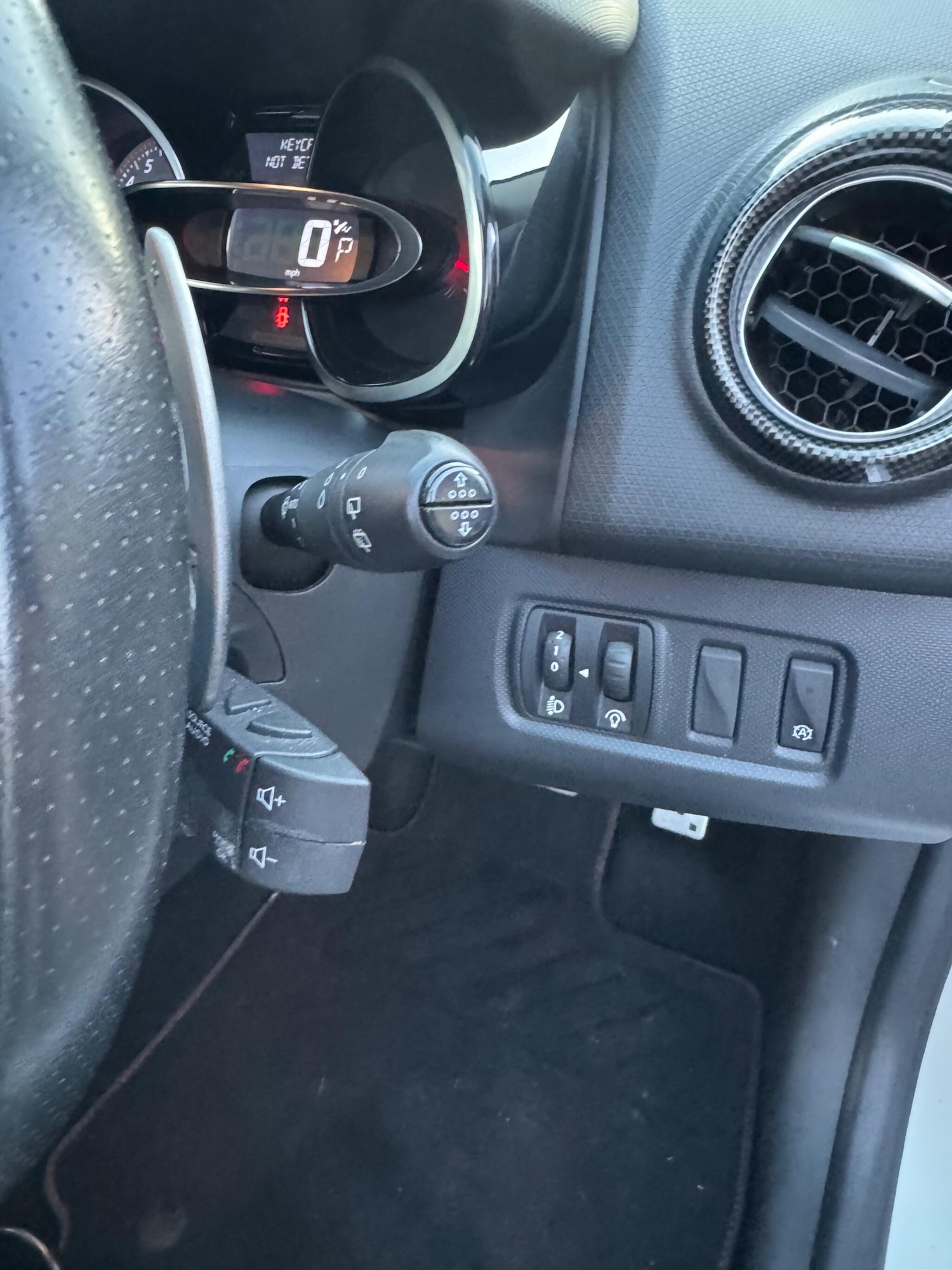 Used Renault Clio 2015 for sale - 76801670: Photo 29