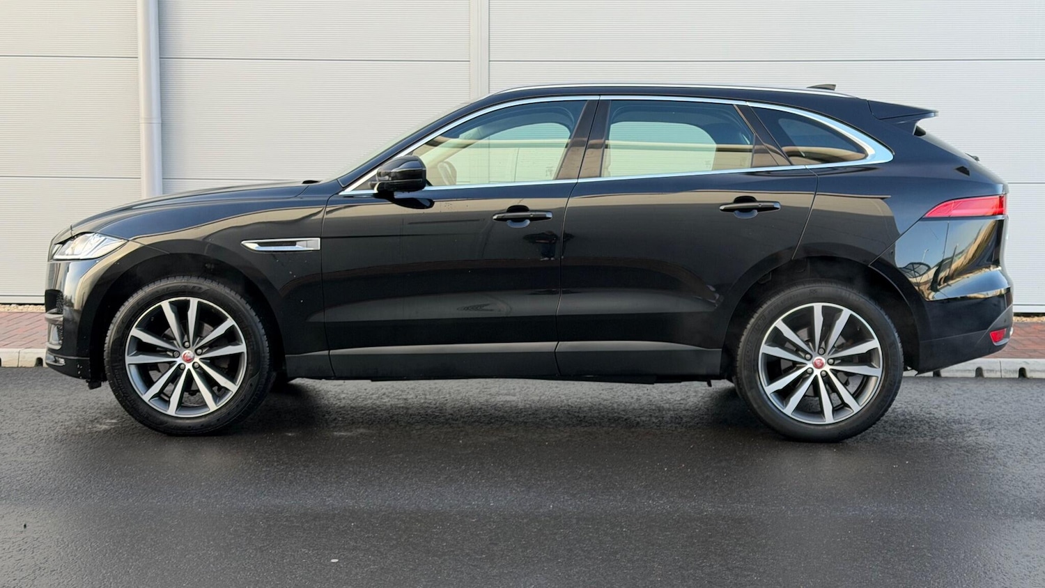 Used Jaguar F-Pace 2017 for sale - 76742914: Photo 2
