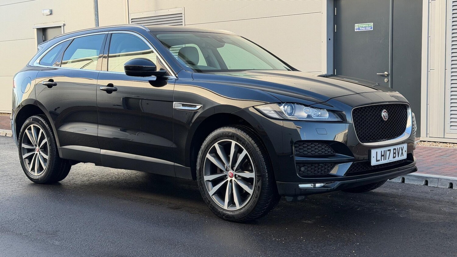 Used Jaguar F-Pace 2017 for sale - 76742914: Photo 3