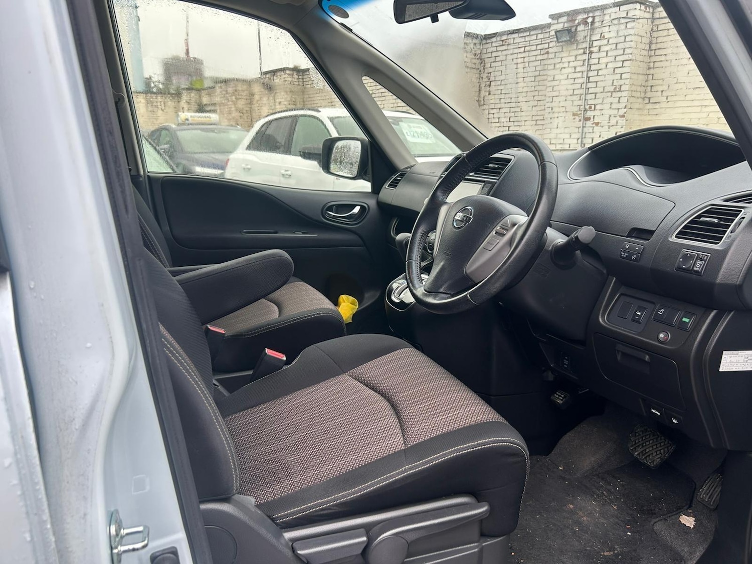 Used Nissan Serena for sale - 76585291: Photo 11