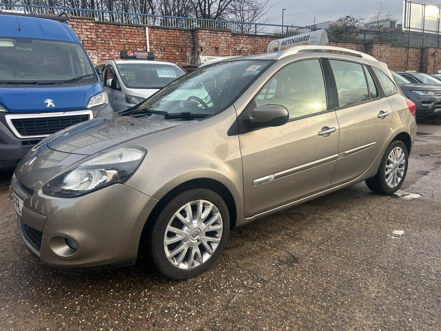 Used Renault Clio 2011 for sale - 76942664: Photo 3
