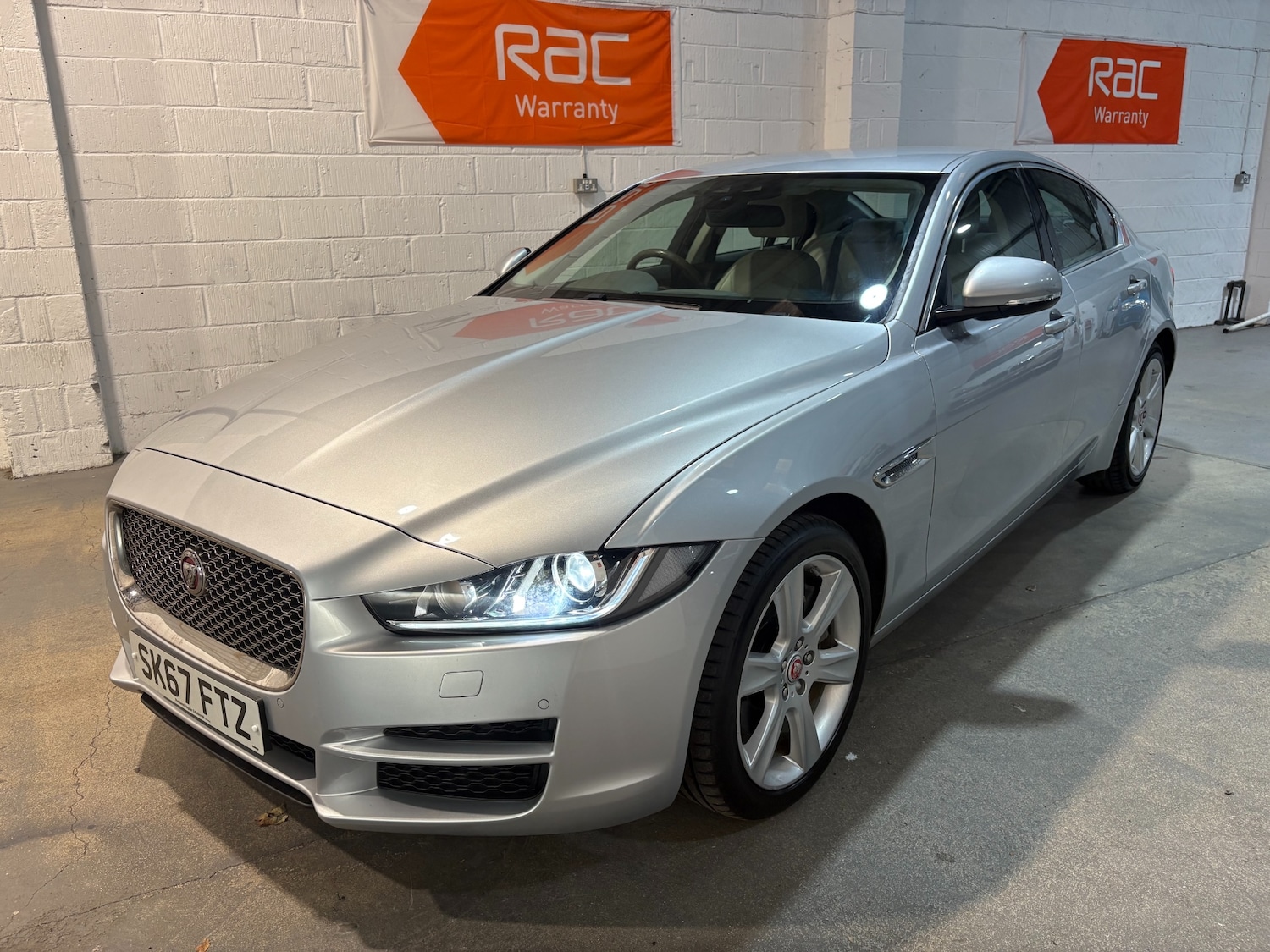 Used Jaguar XE 2017 for sale - 76089783: Photo 1