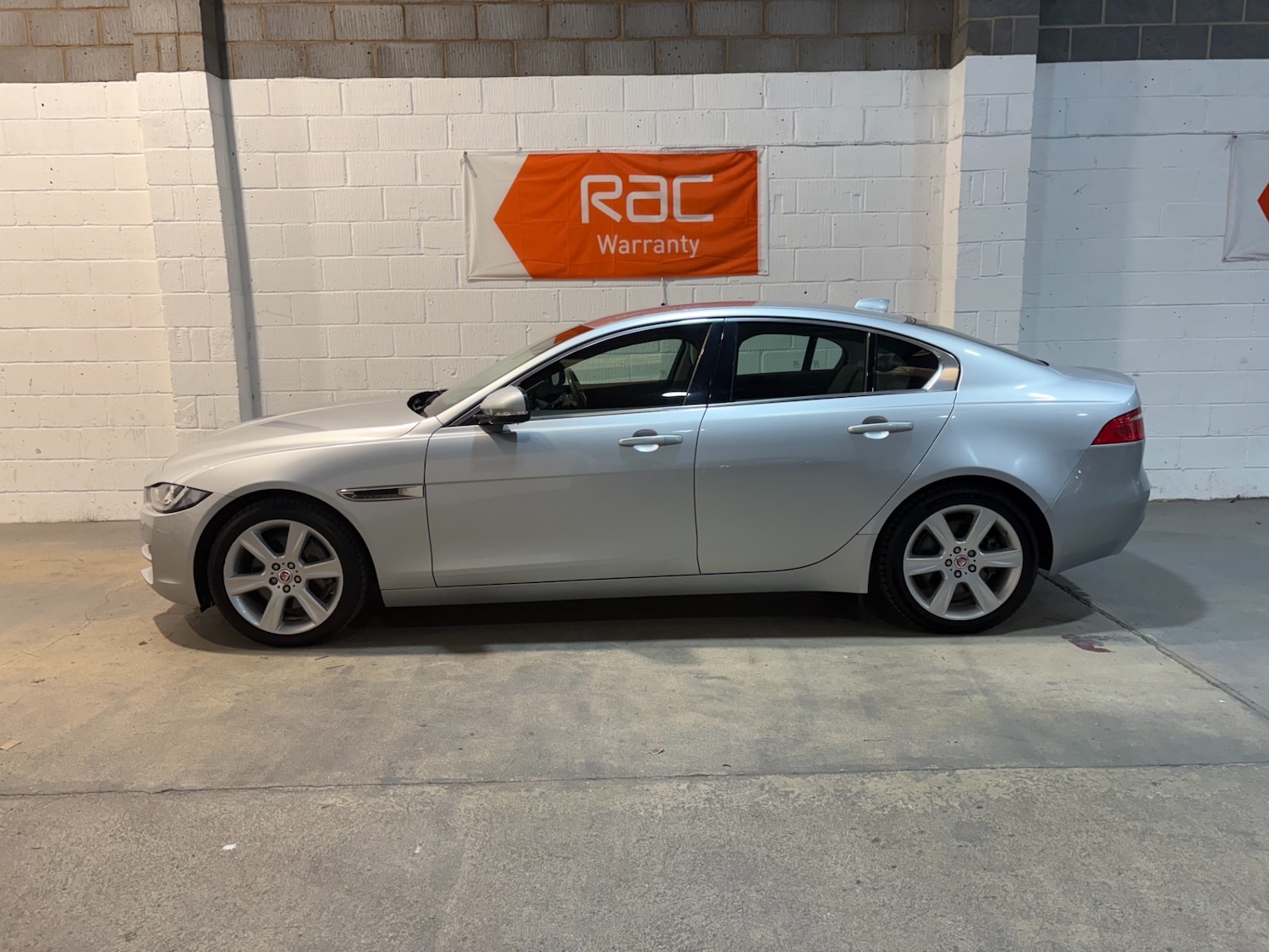 Used Jaguar XE 2017 for sale - 76089783: Photo 2