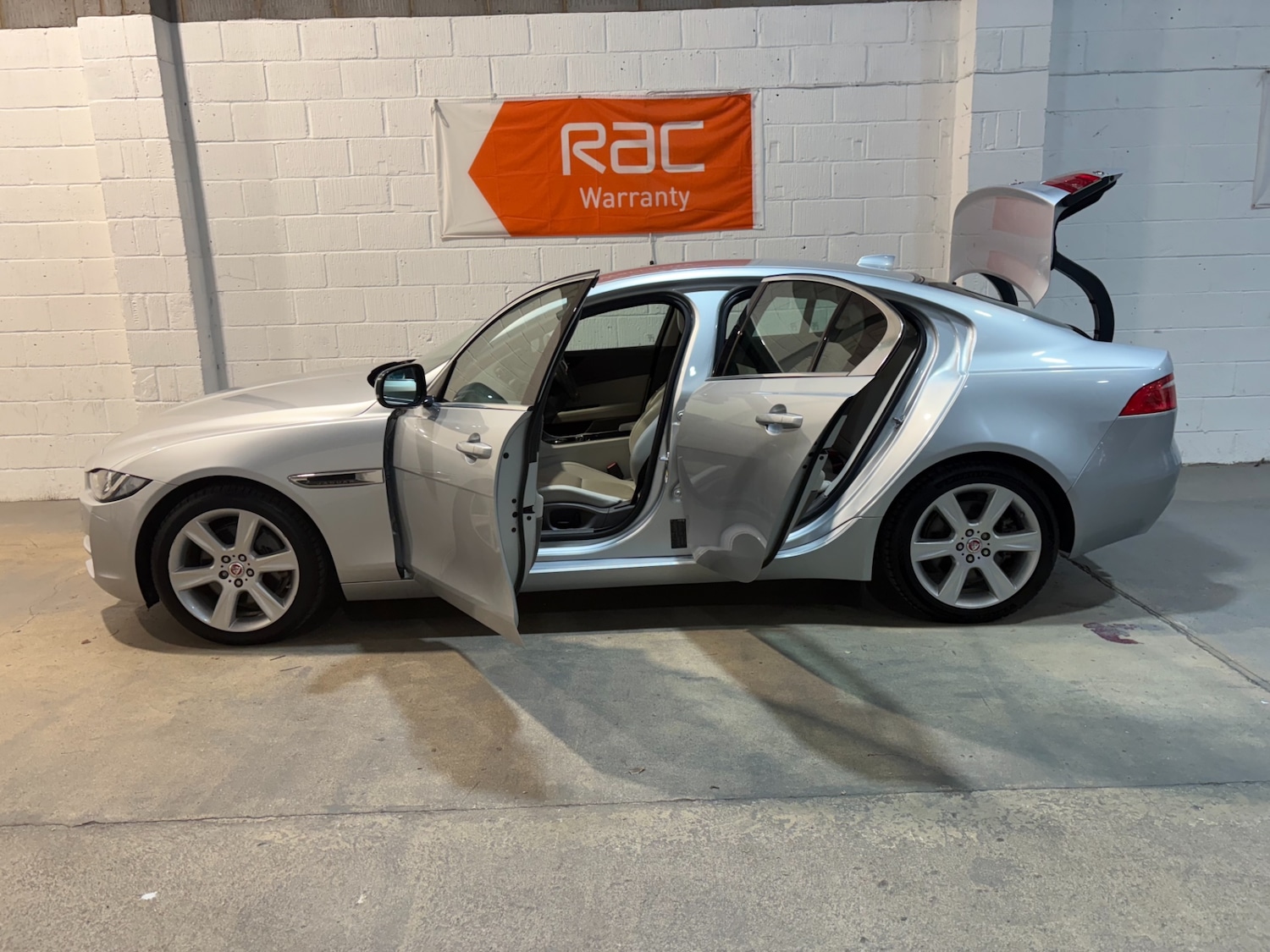 Used Jaguar XE 2017 for sale - 76089783: Photo 8