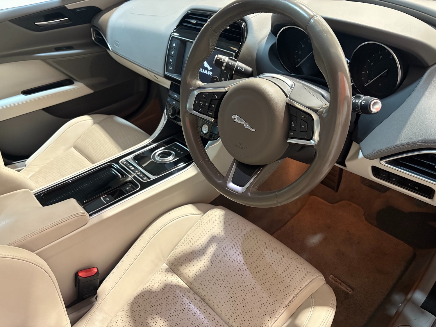 Used Jaguar XE 2017 for sale - 76089783: Photo 9