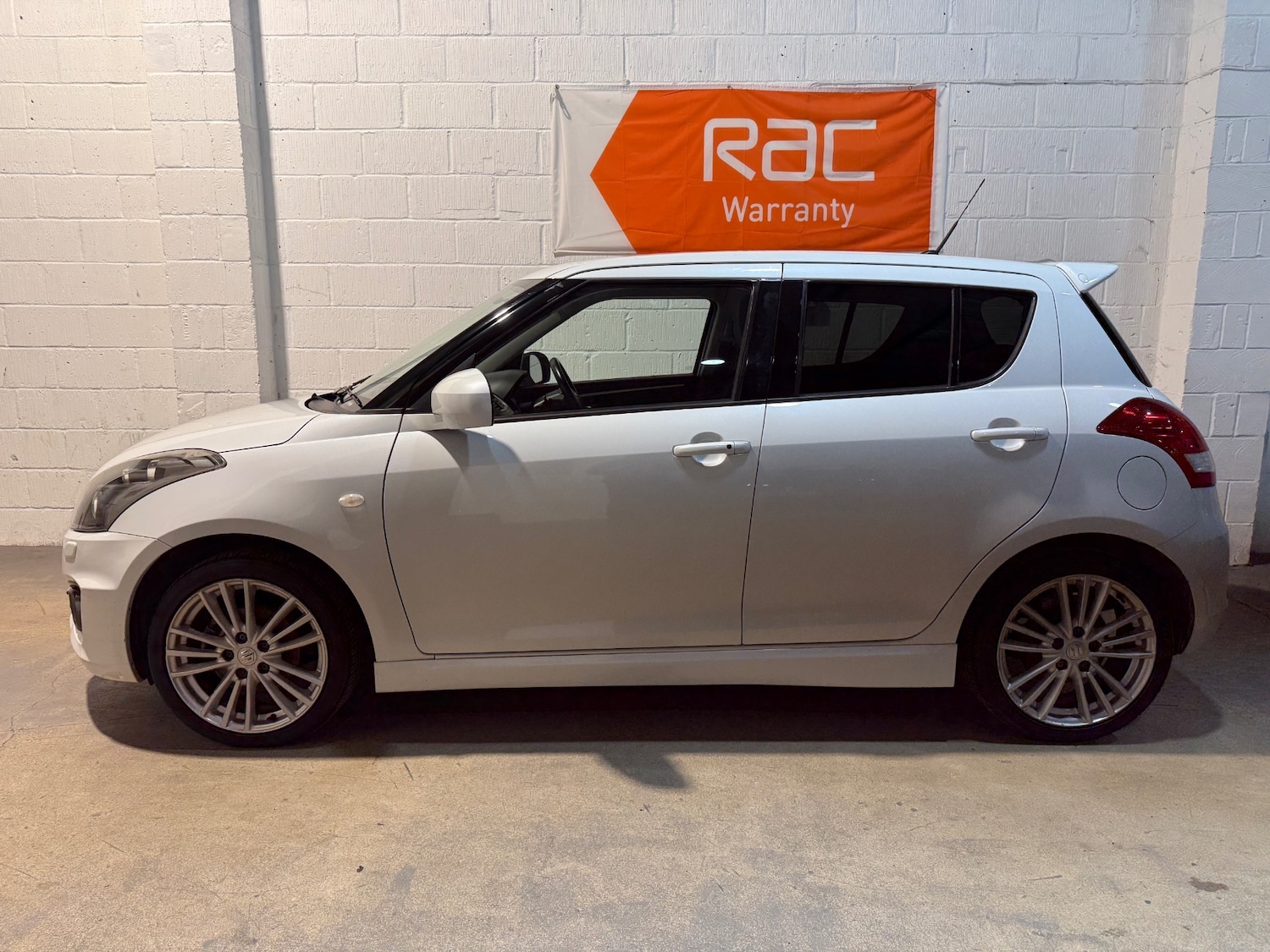 Used Suzuki Swift 2014 for sale - 76832881: Photo 2