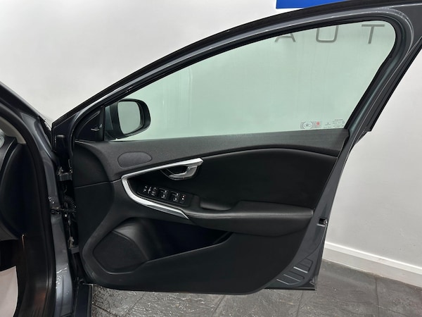 Used Volvo V40 2017 for sale - 75757265: Photo 46