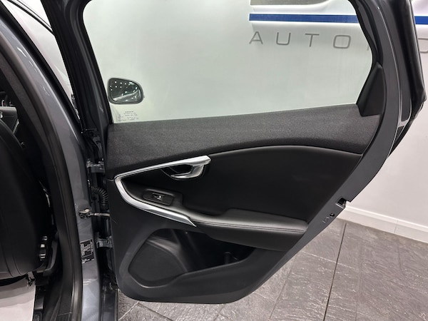 Used Volvo V40 2017 for sale - 75757265: Photo 48