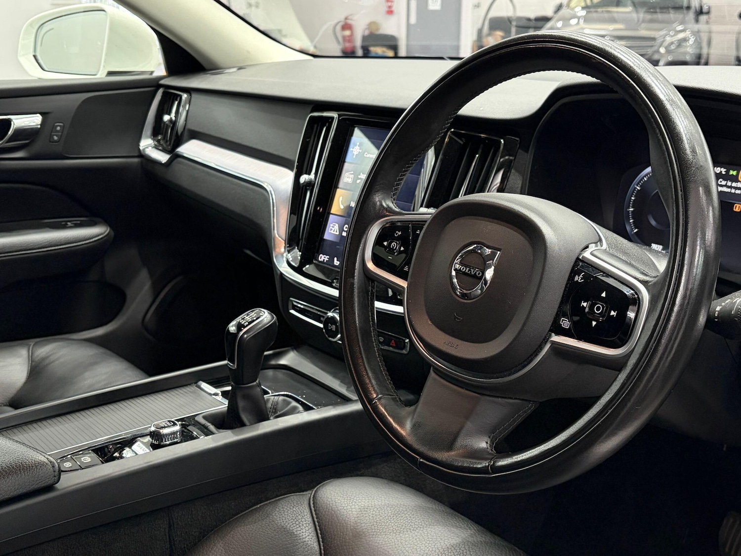 Used Volvo V60 2018 for sale - 77237702: Photo 2