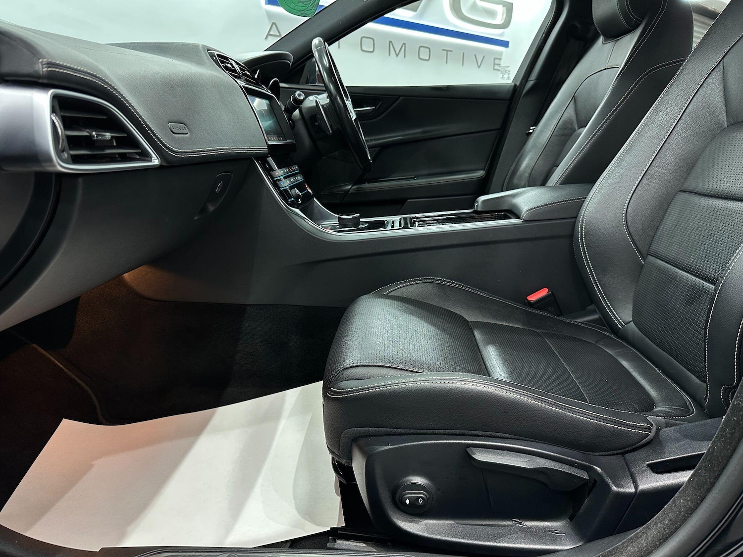 Used Jaguar XE 2018 for sale - 76122330: Photo 53