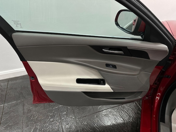 Used Jaguar XE 2017 for sale - 76326528: Photo 52