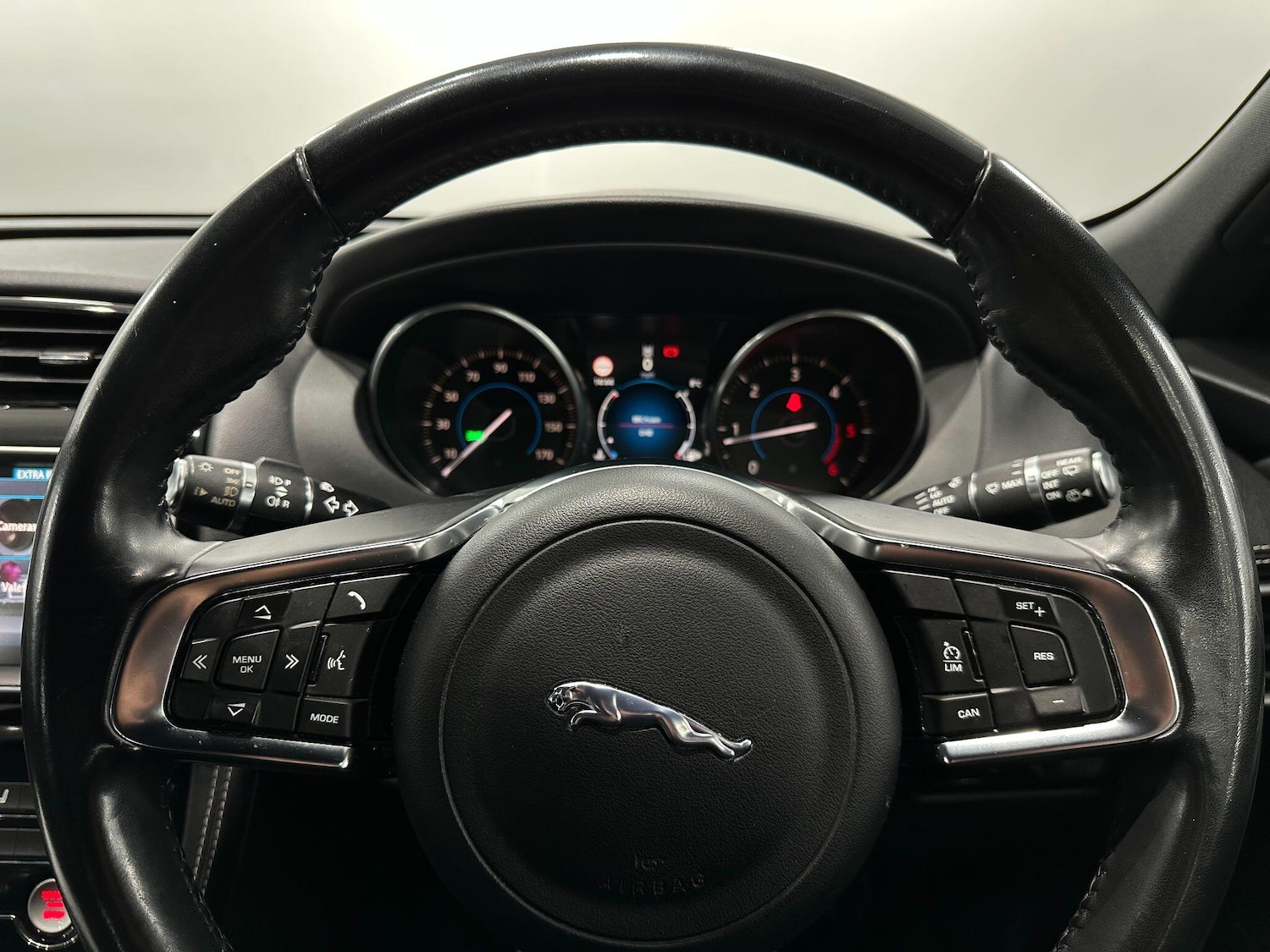 Used Jaguar F-Pace 2016 for sale - 76772033: Photo 6