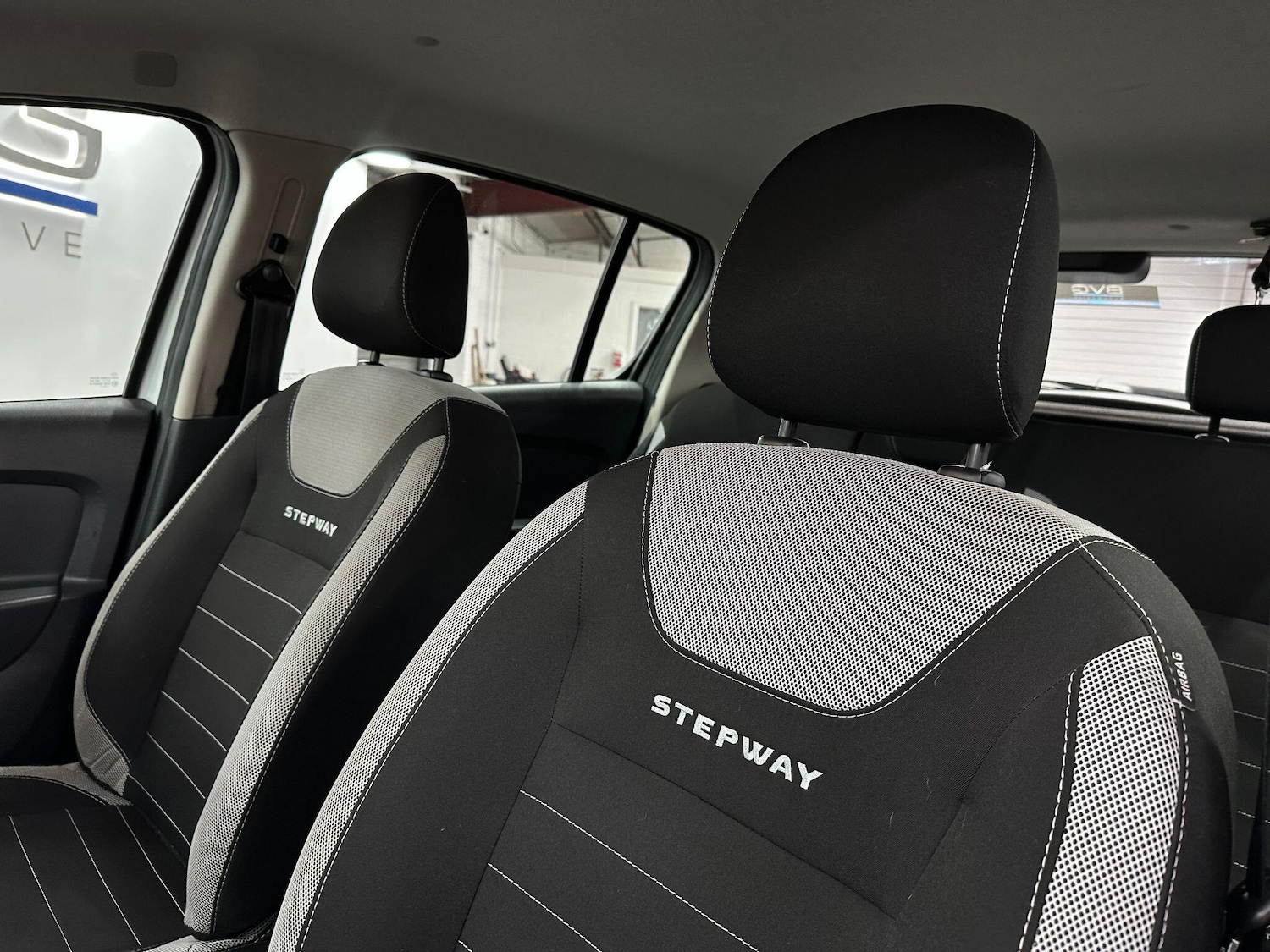 Used Dacia Sandero Stepway 2017 for sale - 76360142: Photo 45