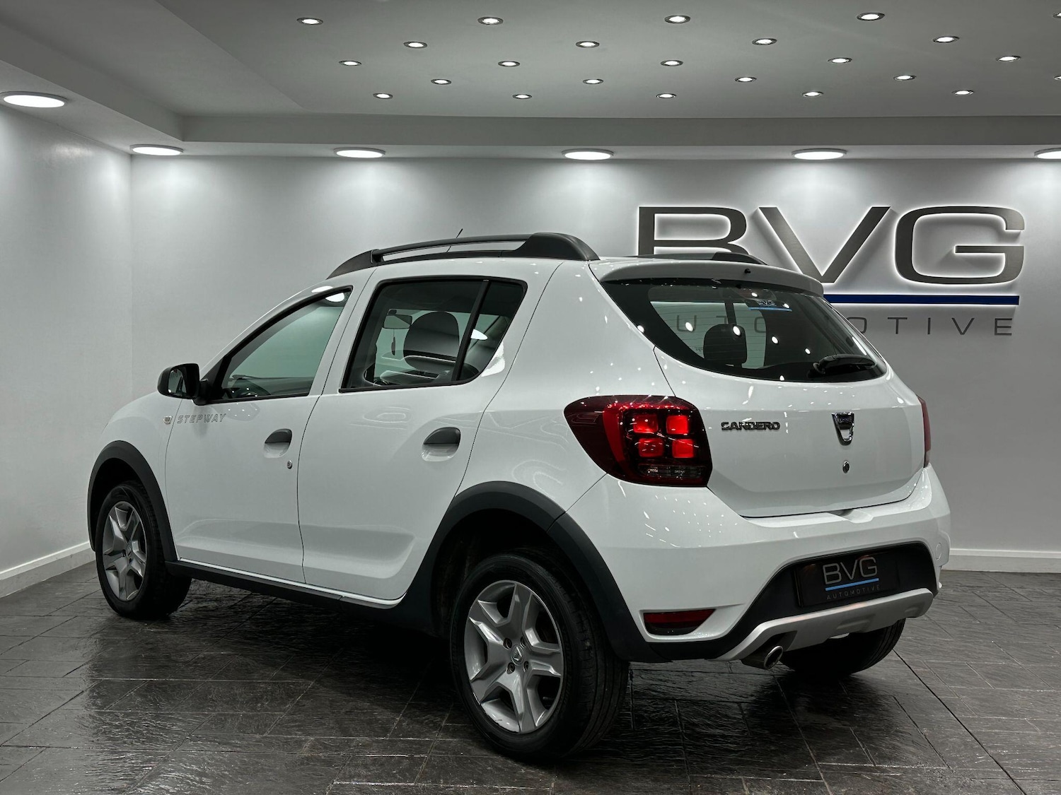 Used Dacia Sandero Stepway 2017 for sale - 76360142: Photo 9