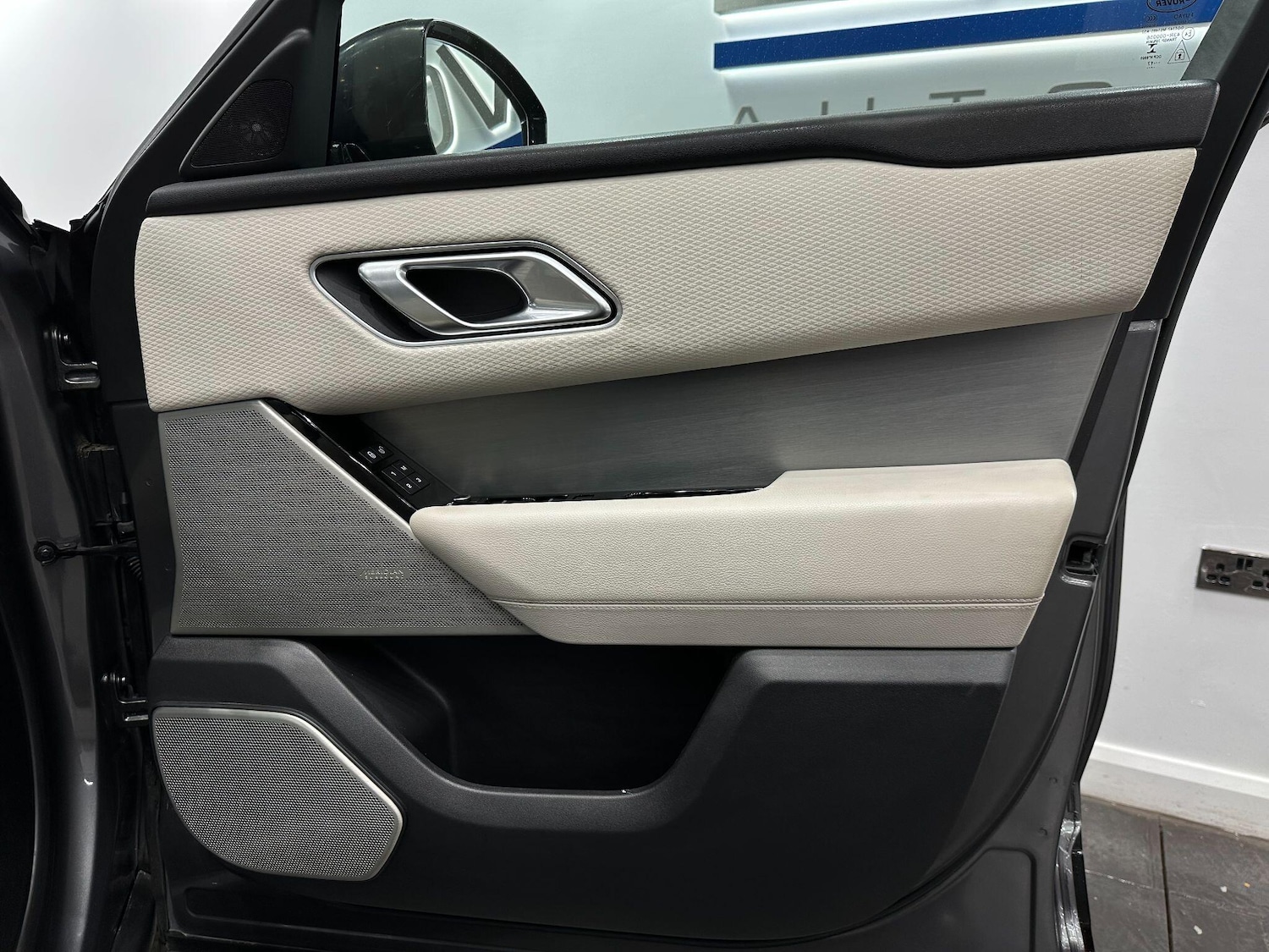 Used Land Rover Range Rover Velar 2017 for sale - 76657863: Photo 31