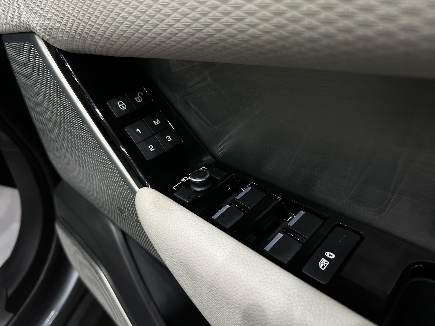 Used Land Rover Range Rover Velar 2017 for sale - 76657863: Photo 32