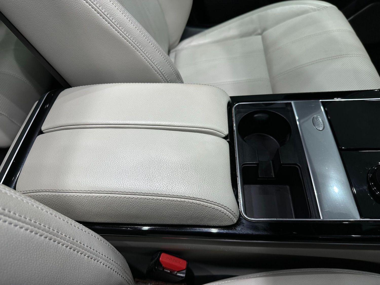 Used Land Rover Range Rover Velar 2017 for sale - 76657863: Photo 46