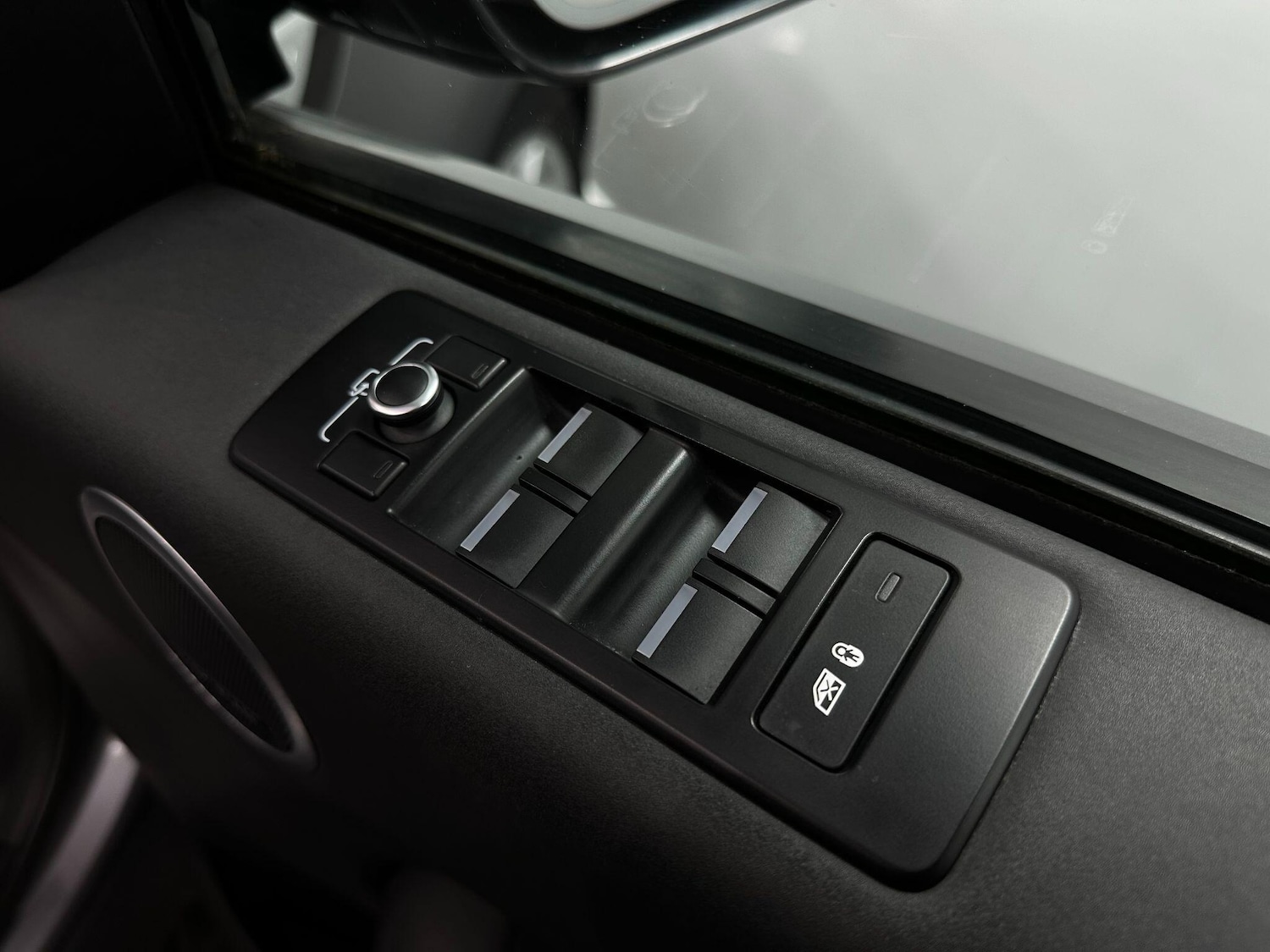 Used Land Rover Discovery 2017 for sale - 76423287: Photo 28