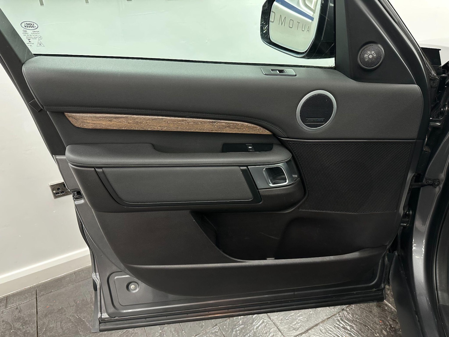 Used Land Rover Discovery 2017 for sale - 76423287: Photo 60