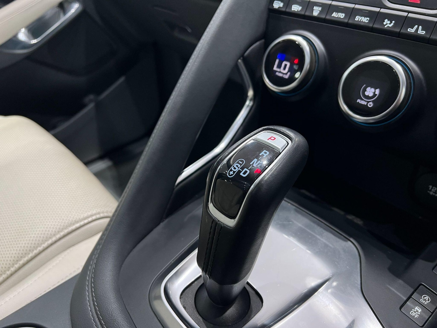 Used Jaguar E-Pace 2019 for sale - 76032666: Photo 32