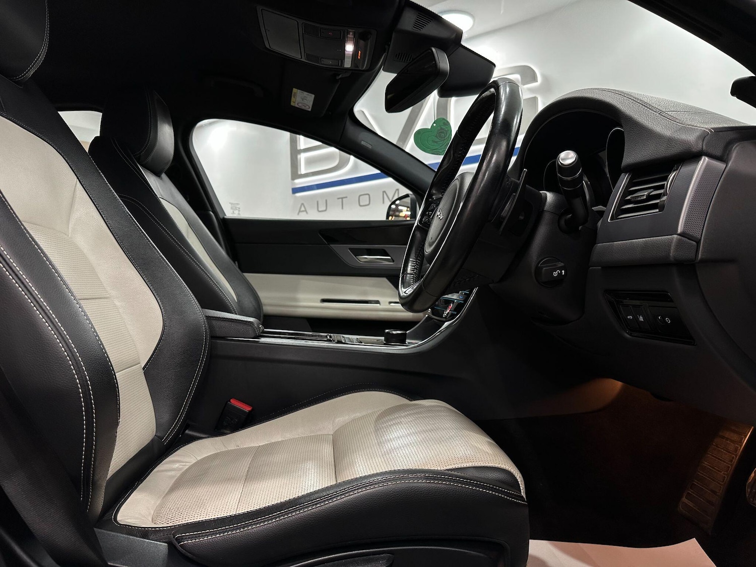 Used Jaguar XF 2016 for sale - 76832836: Photo 24