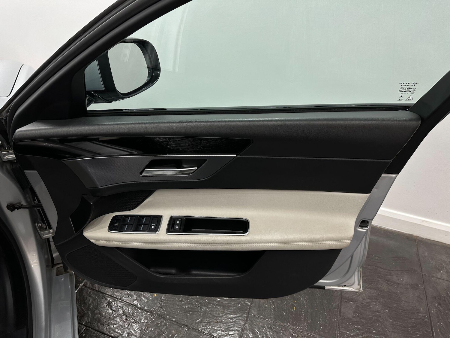 Used Jaguar XF 2016 for sale - 76832836: Photo 27