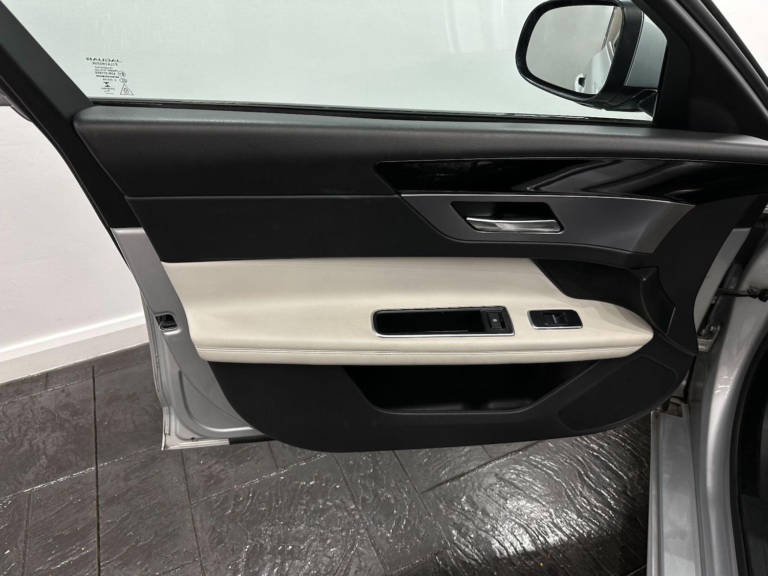 Used Jaguar XF 2016 for sale - 76832836: Photo 53