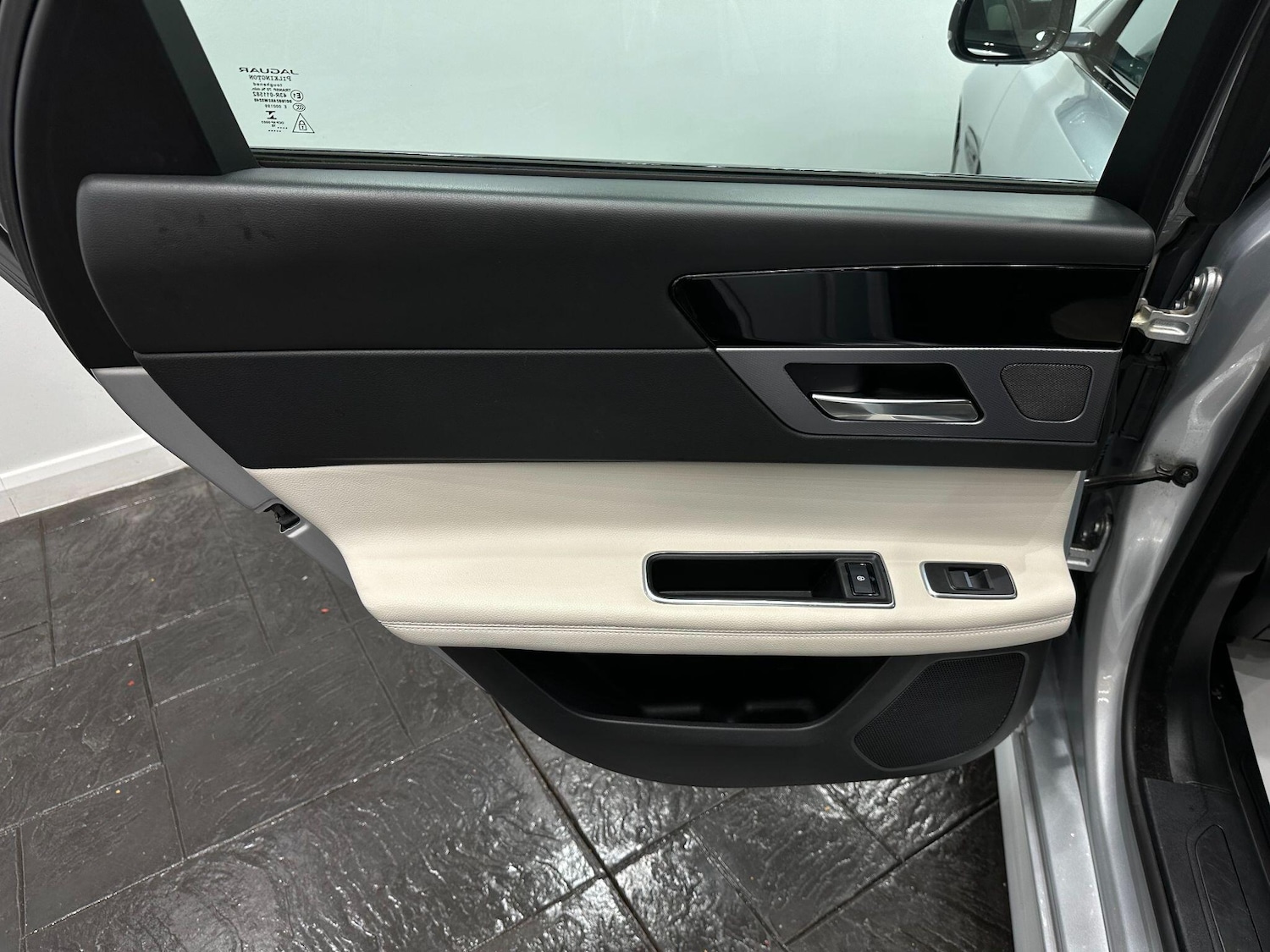 Used Jaguar XF 2016 for sale - 76832836: Photo 58