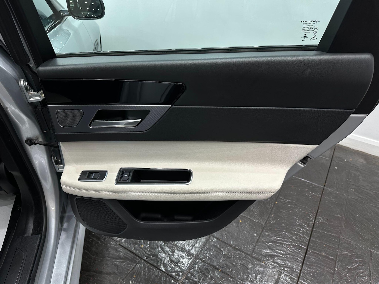 Used Jaguar XF 2016 for sale - 76832836: Photo 62