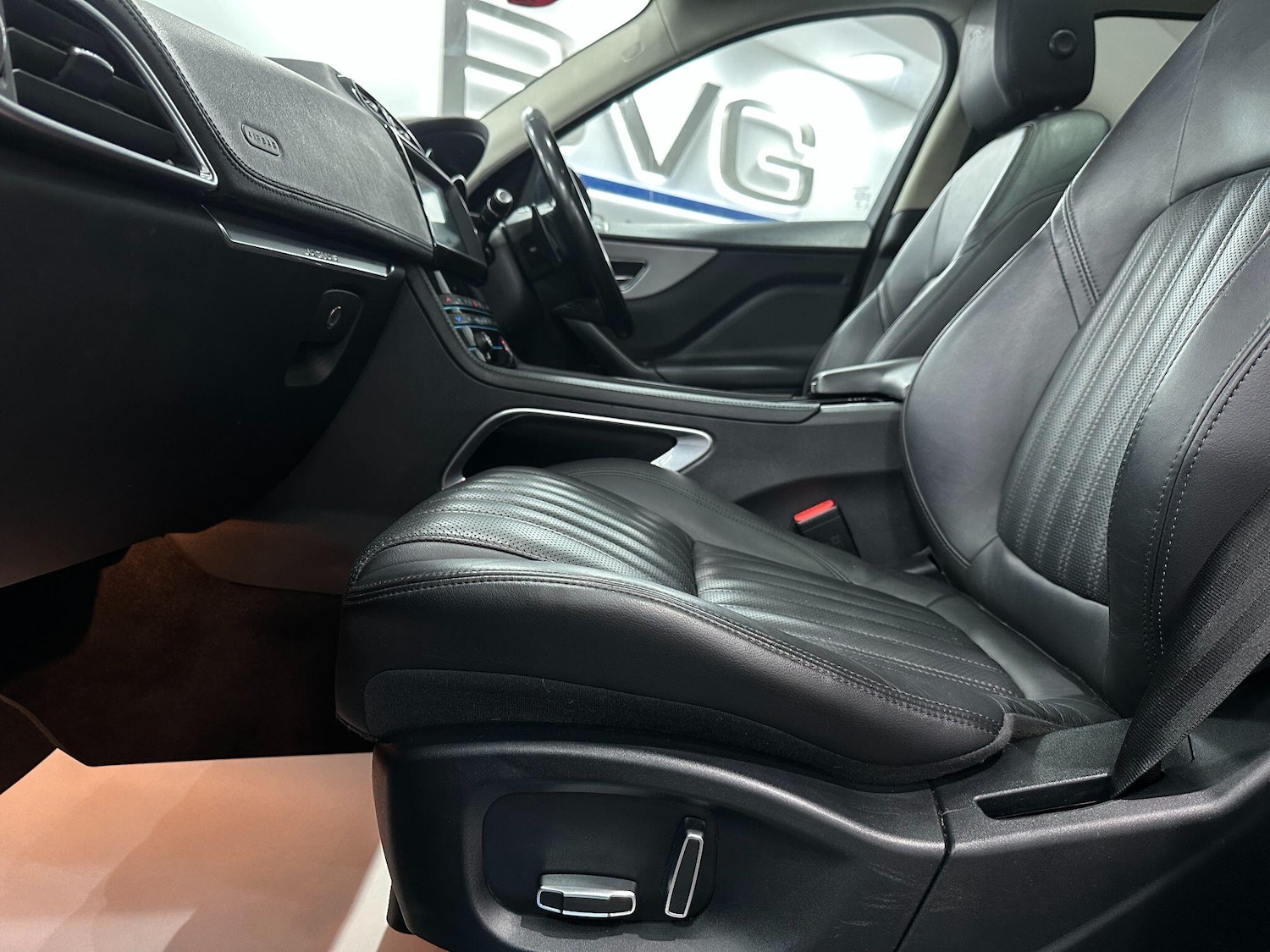 Used Jaguar F-Pace 2018 for sale - 76370630: Photo 59