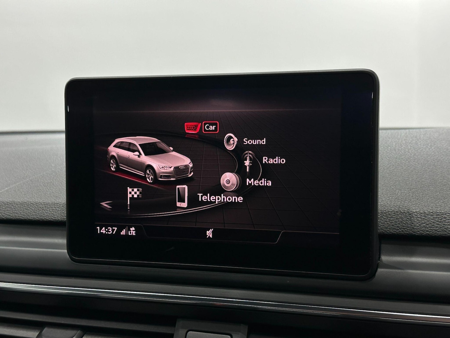 Used Audi A4 Avant 2018 for sale - 76666777: Photo 32