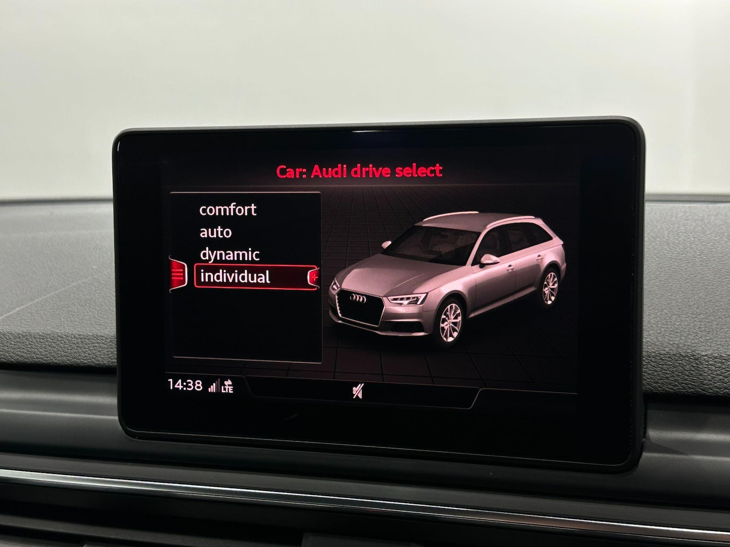 Used Audi A4 Avant 2018 for sale - 76666777: Photo 34