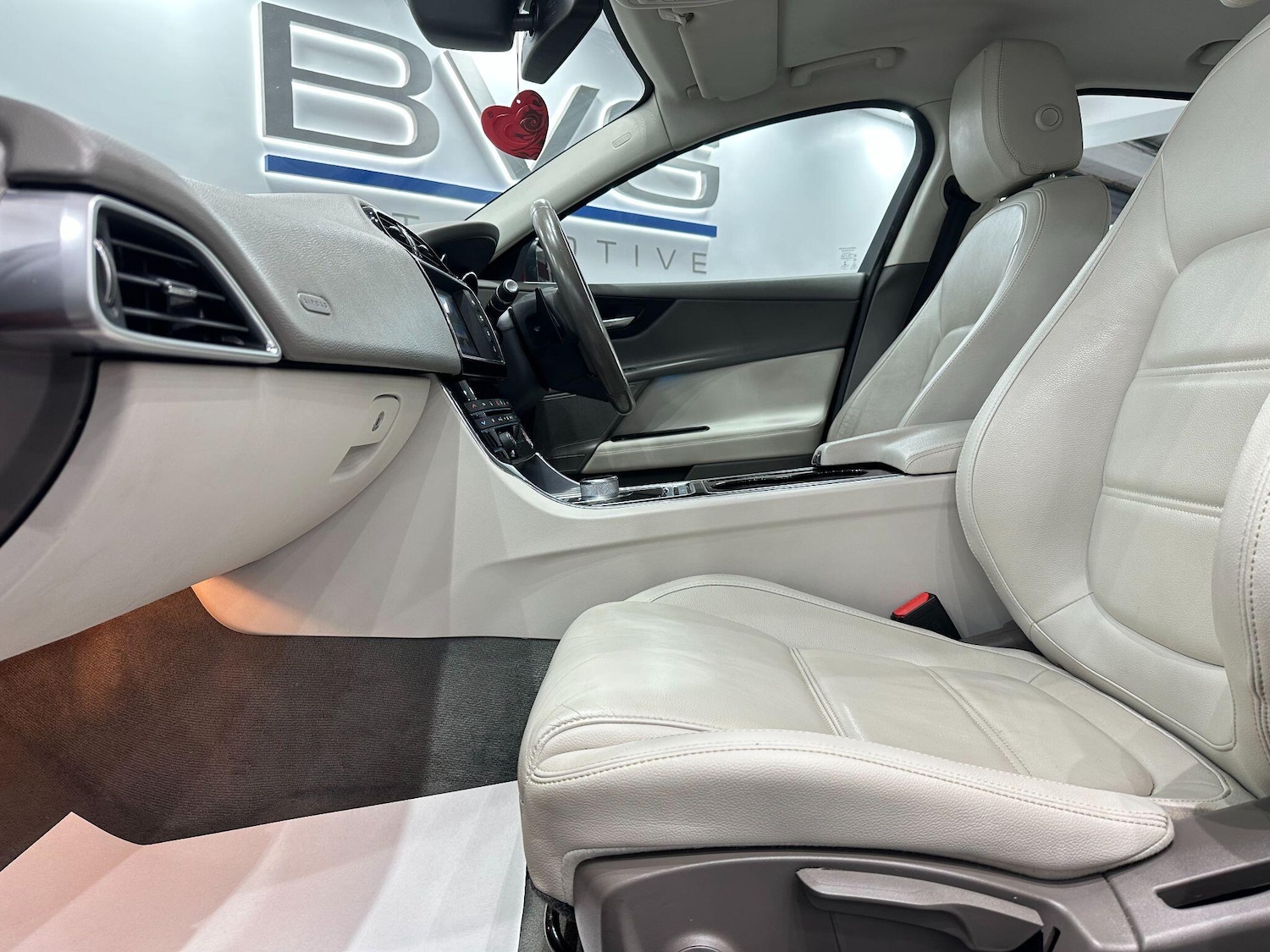 Used Jaguar XE 2015 for sale - 76499000: Photo 45