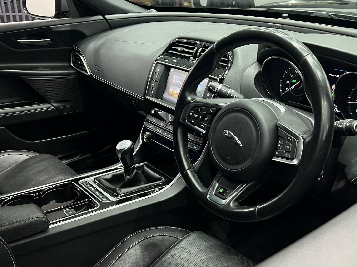 Used Jaguar XE 2016 for sale - 77304925: Photo 2