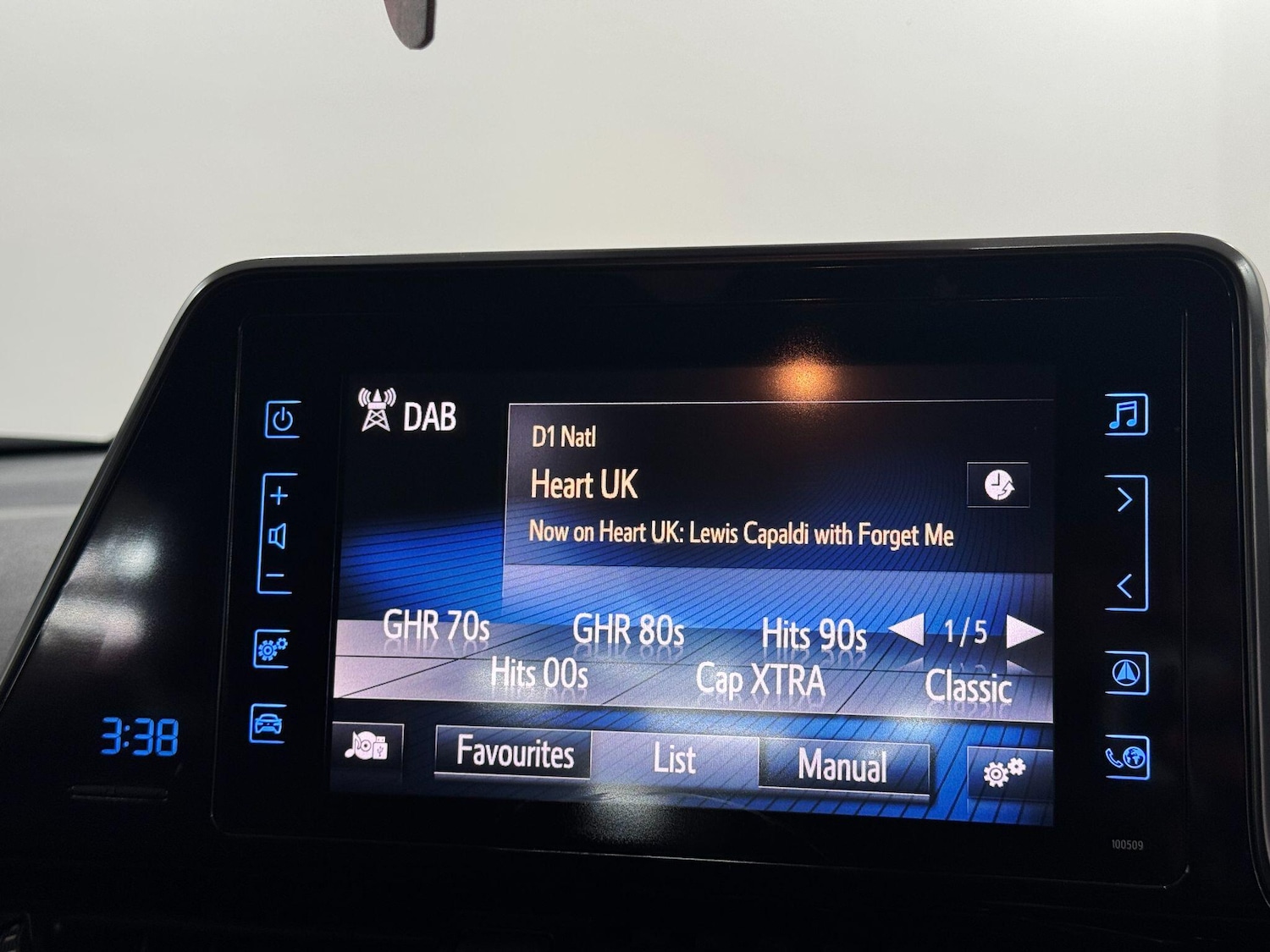 Used Toyota C-HR 2017 for sale - 78184423: Photo 32