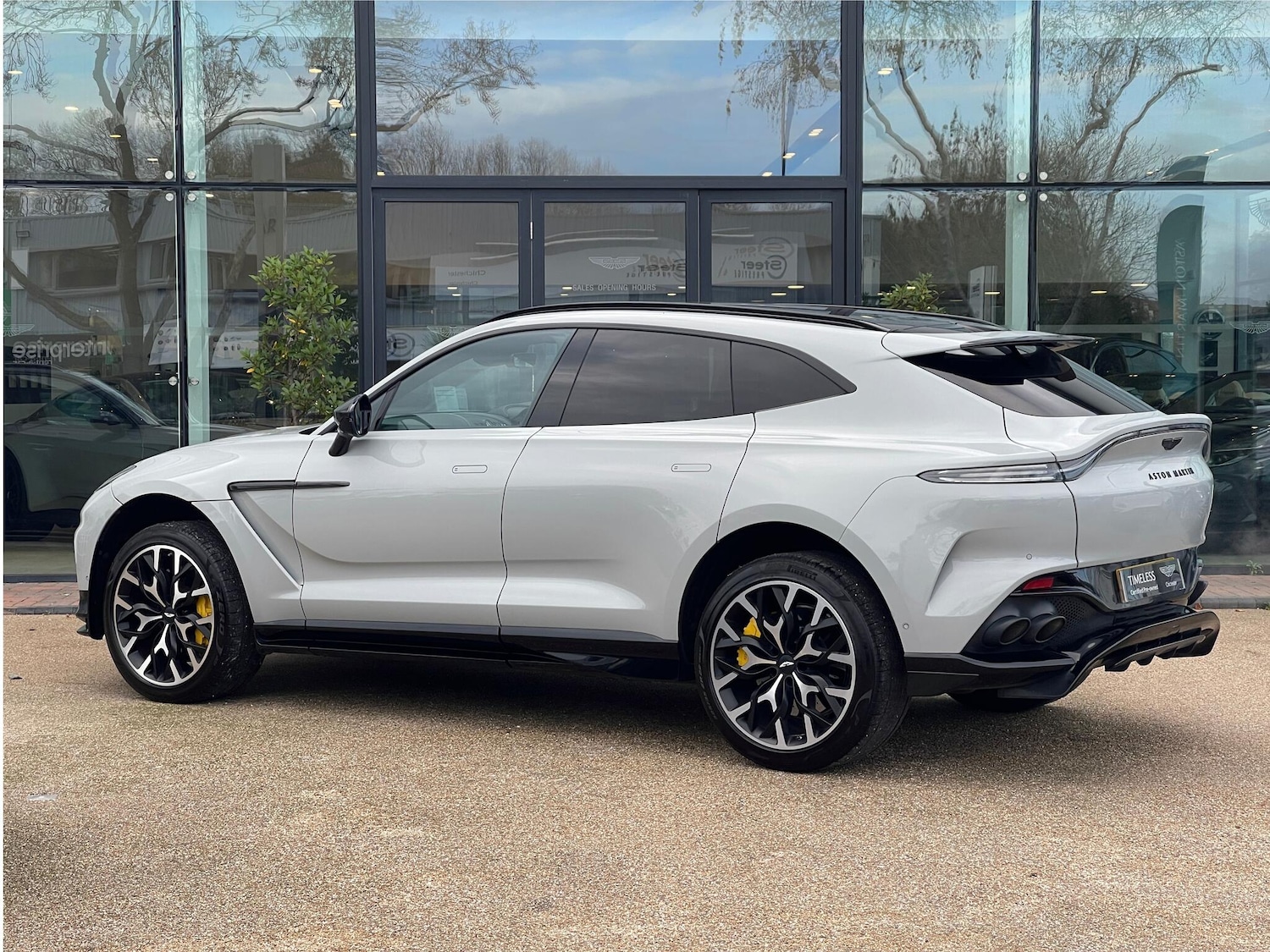 Used Aston Martin DBX 2023 for sale - 76457019: Photo 2