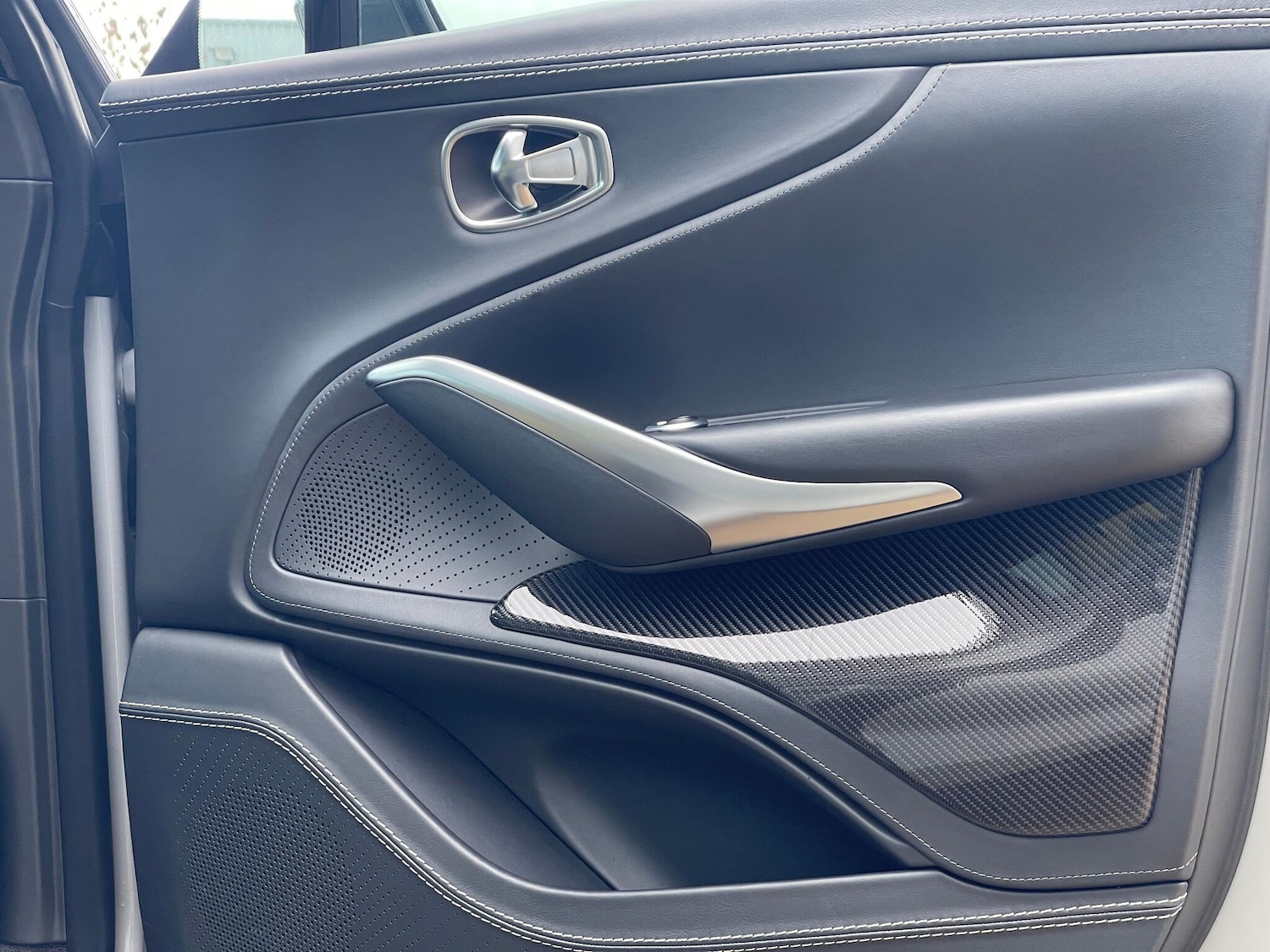 Used Aston Martin DBX 2023 for sale - 76457019: Photo 26