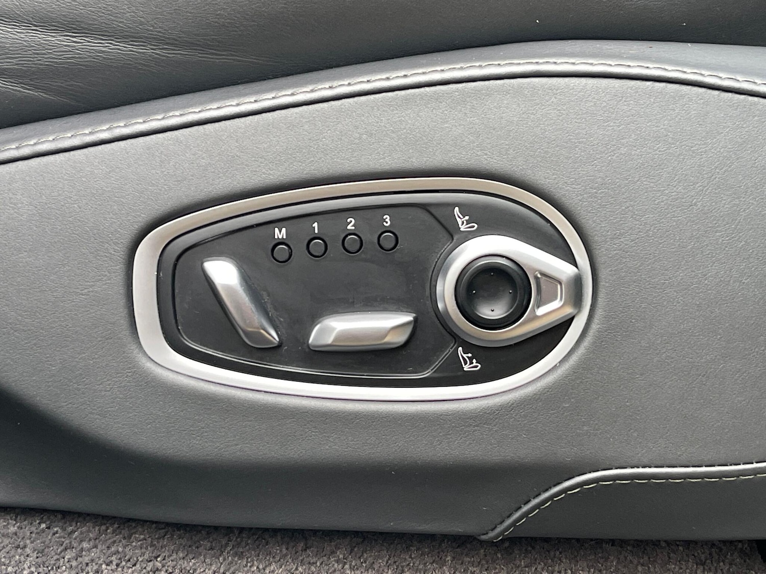 Used Aston Martin DBX 2023 for sale - 76457019: Photo 28