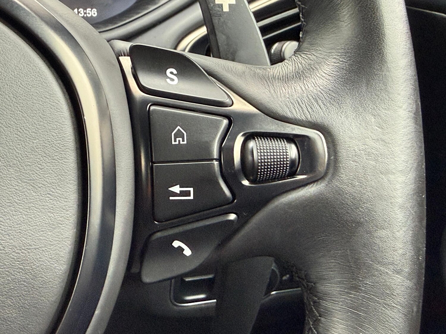 Used Aston Martin DB11 2021 for sale - 76153037: Photo 37