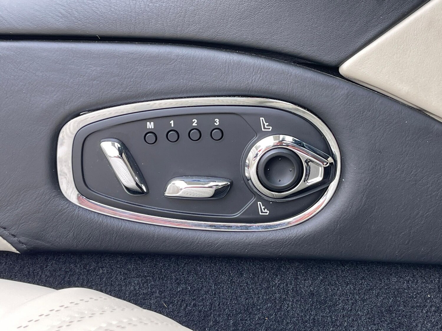 Used Aston Martin DB11 2021 for sale - 76457464: Photo 26