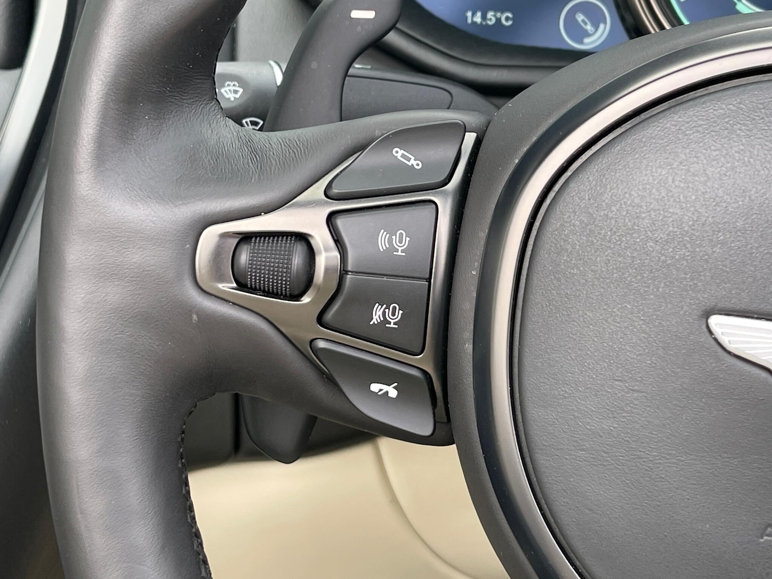 Used Aston Martin DB11 2021 for sale - 76457464: Photo 28