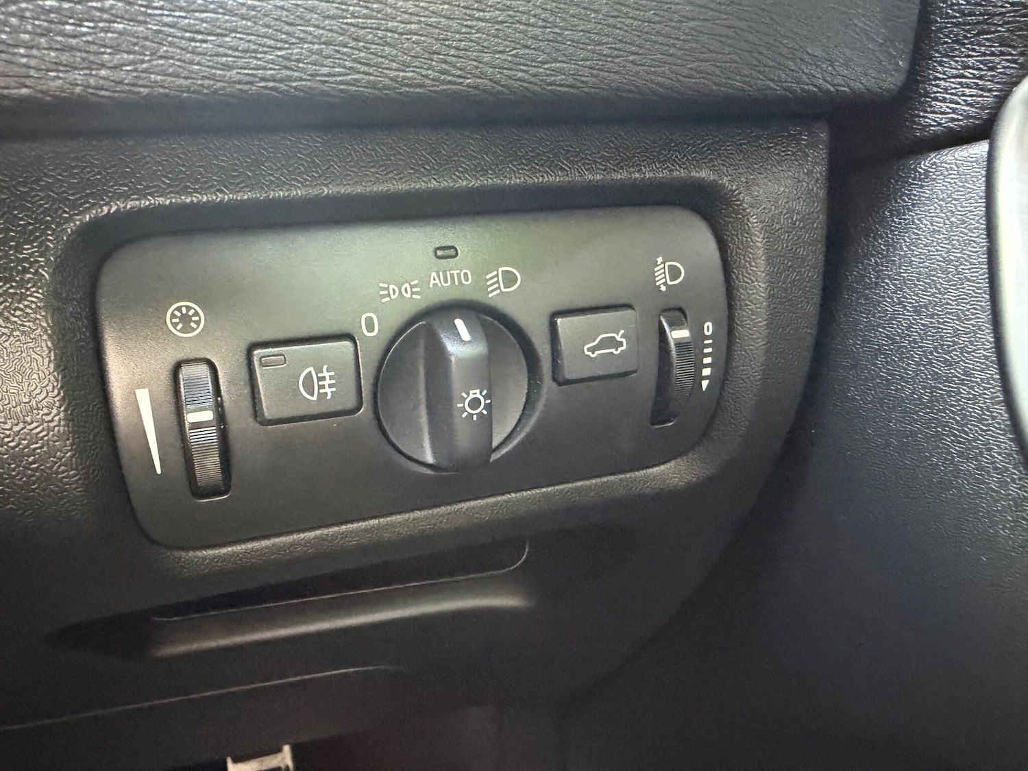 Used Volvo V40 2016 for sale - 76152472: Photo 17