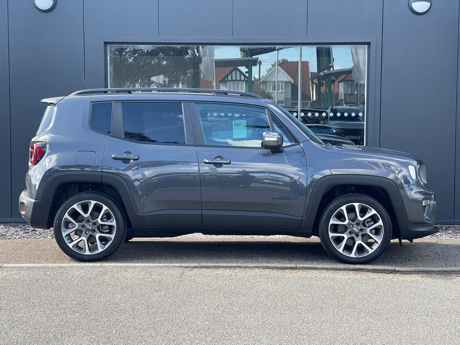 Used Jeep Renegade 2023 for sale - 76868799: Photo 2