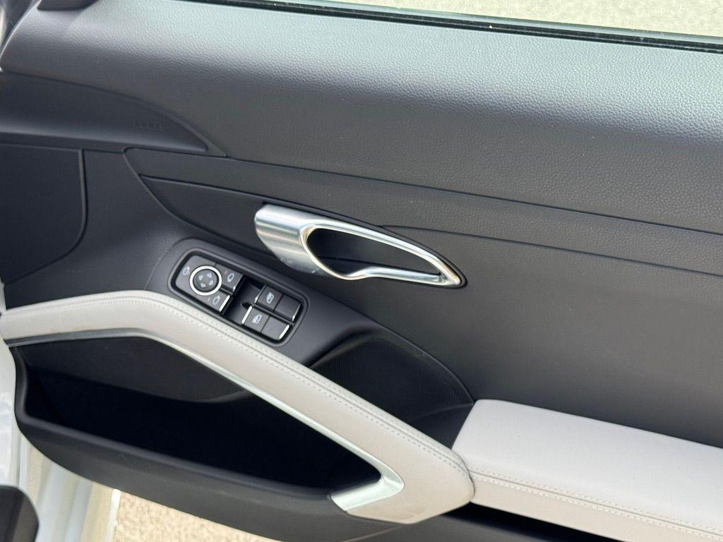 Used Porsche Cayman 2023 for sale - 76899358: Photo 17